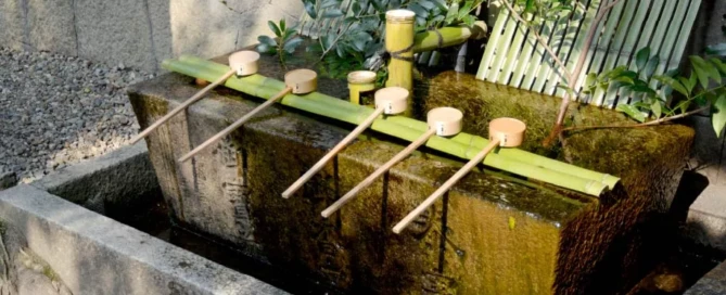 京都・御香宮神社的御香水，也是日本百大名水，曾因為水質污染暫停取用。 出自：日本酒造組合中央会